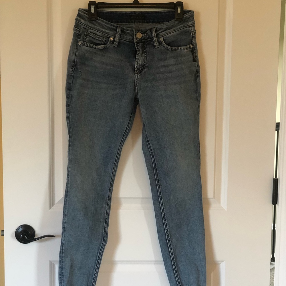 Silver Suki Skinny Jeans. Size 29 Waist 29 Length. Distressed at ankles.